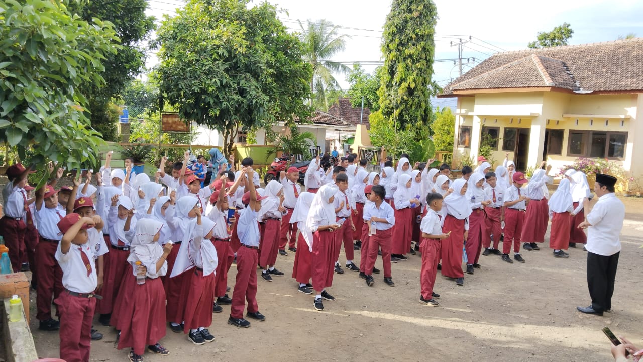 Kegiatan Senin Pagi Hari Pertama Masuk Sekolah
